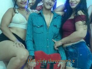 Hot_girls_threesome_x